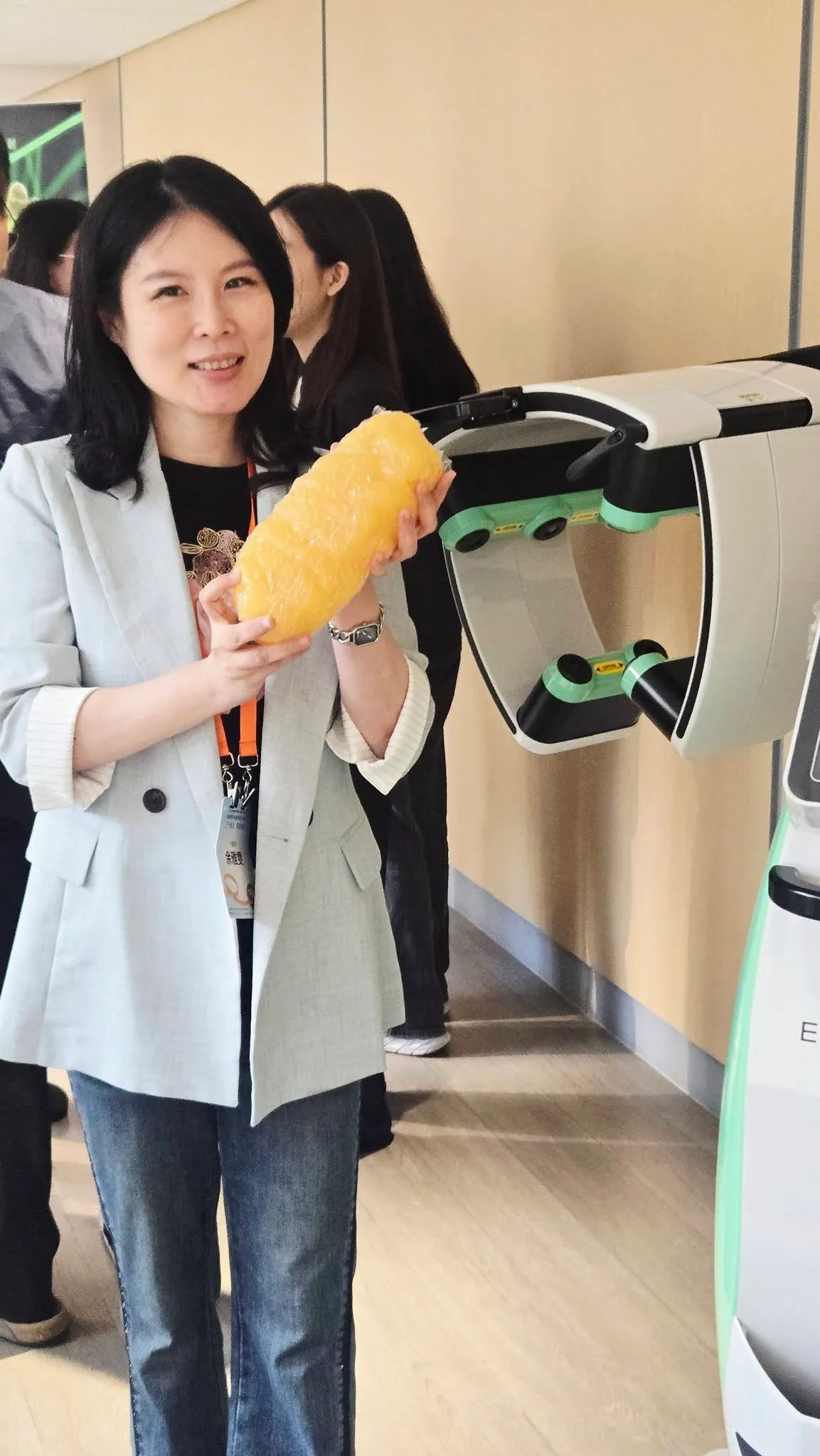 授證典禮上,手中拿著一塊一公斤的脂肪模型